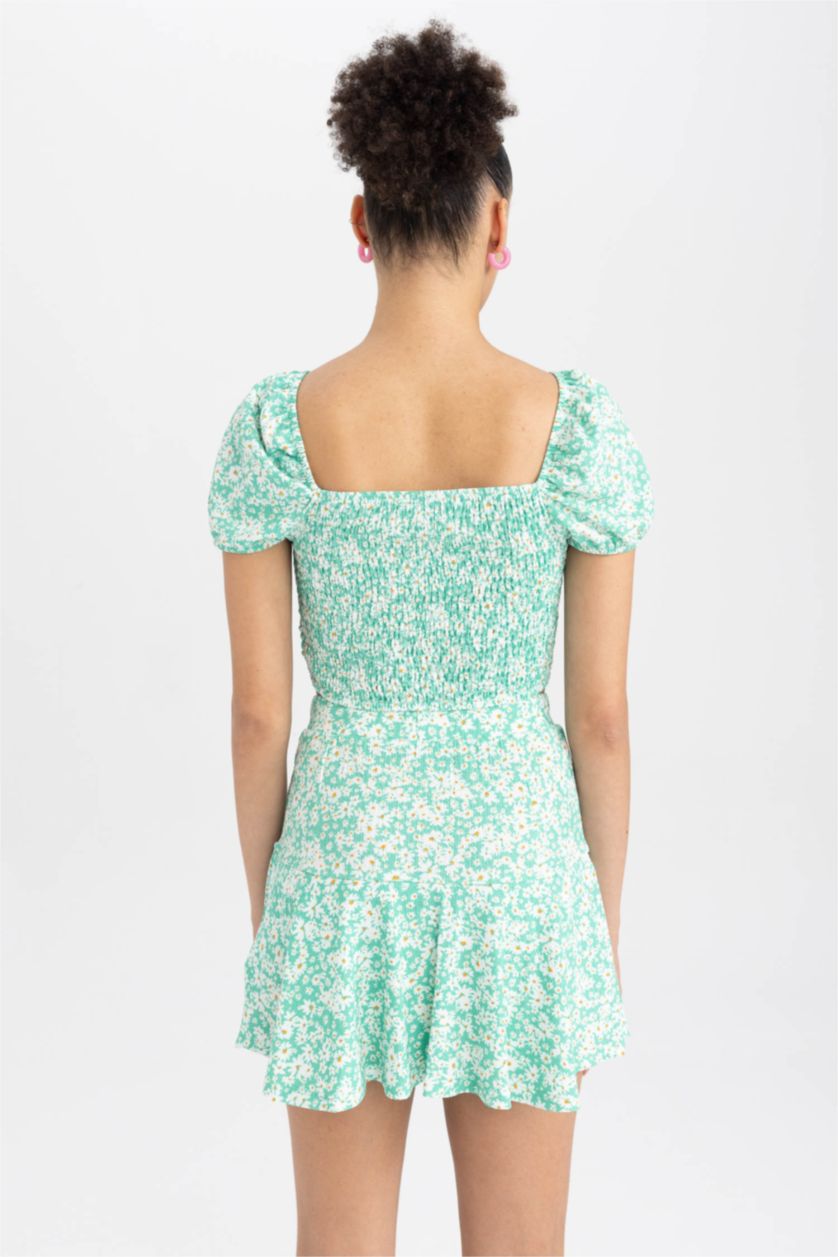 Kadın Kırık Beyaz Slim Fit Dar Kesim Crop Desenli Büzgü Detaylı Kısa Kollu Bluz