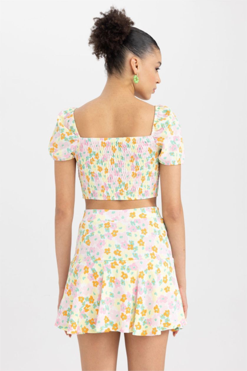 Kadın Kırık Beyaz Slim Fit Dar Kesim Crop Desenli Büzgü Detaylı Kısa Kollu Bluz