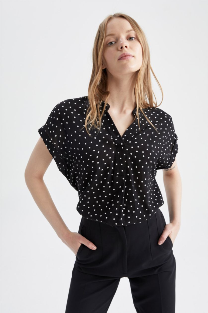 FEMME Noir Chemisier à manches courtes et motifs à pois coupe classique