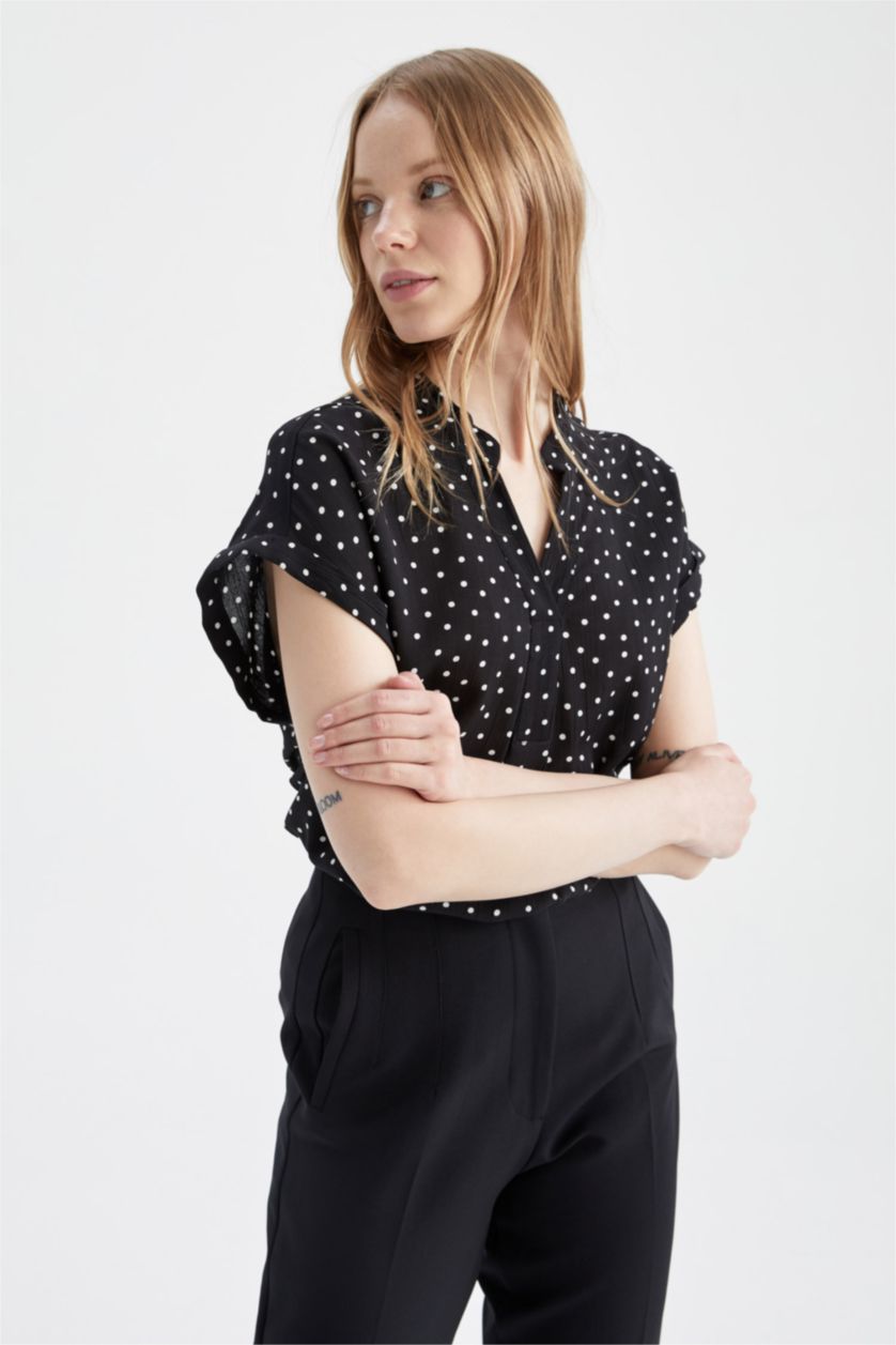 FEMME Noir Chemisier à manches courtes et motifs à pois coupe classique