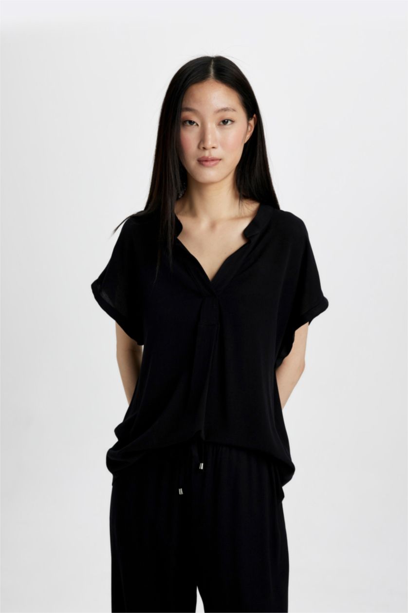 Kadın Siyah Regular Fıt Bisiklet Yaka Krinkıl Kumaş Kısa Kollu Bluz