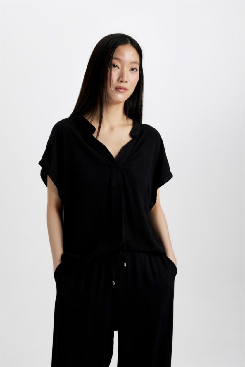 Kadın Siyah Regular Fıt Bisiklet Yaka Krinkıl Kumaş Kısa Kollu Bluz