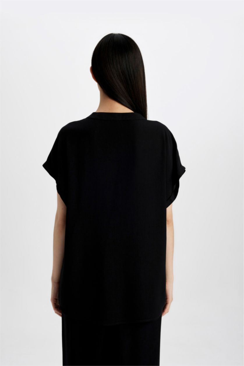 Kadın Siyah Regular Fıt Bisiklet Yaka Krinkıl Kumaş Kısa Kollu Bluz