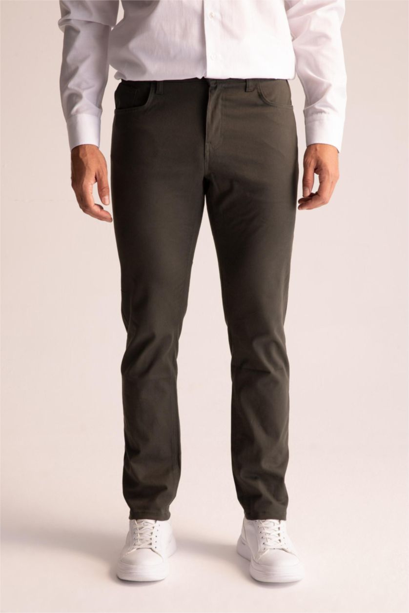 Мужчины Хаки Брюки чинос стандартного кроя