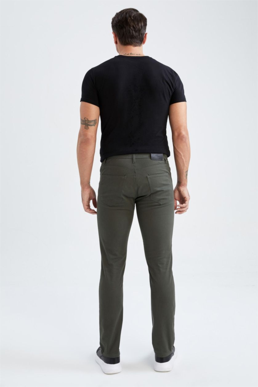 Мужчины Хаки Брюки чинос стандартного кроя