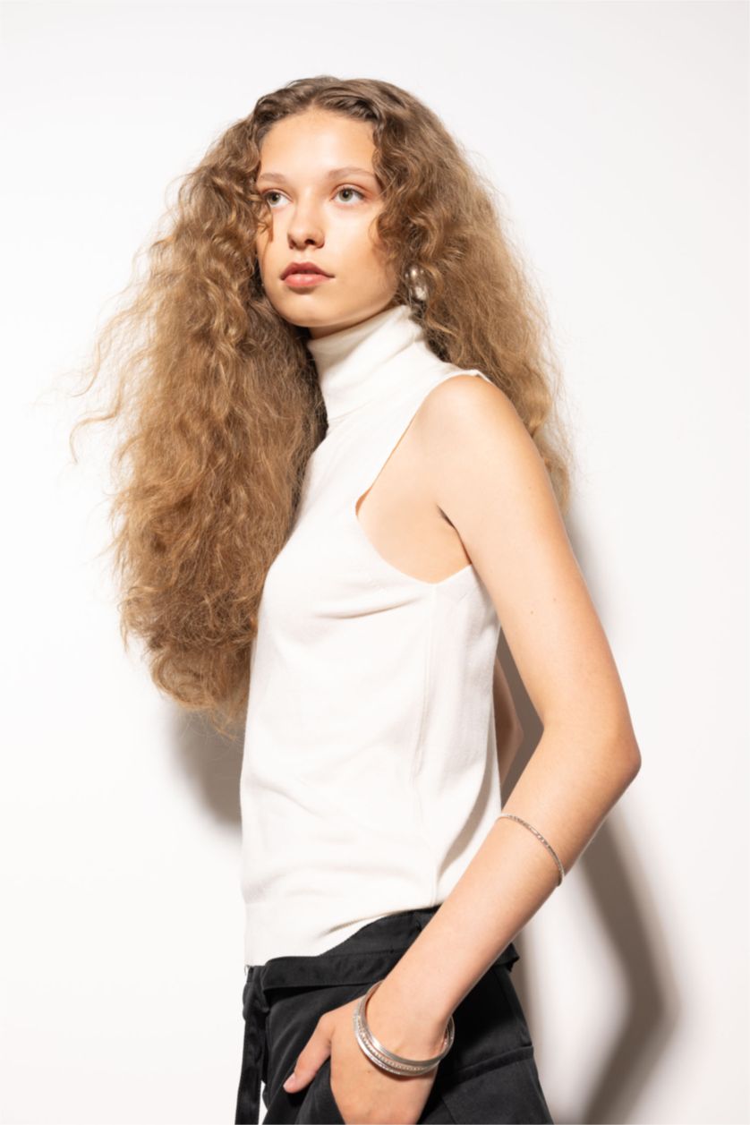 Kadın Ekru Regular Fit Balıkçı Yaka Kolsuz Basic Düz Triko Kazak