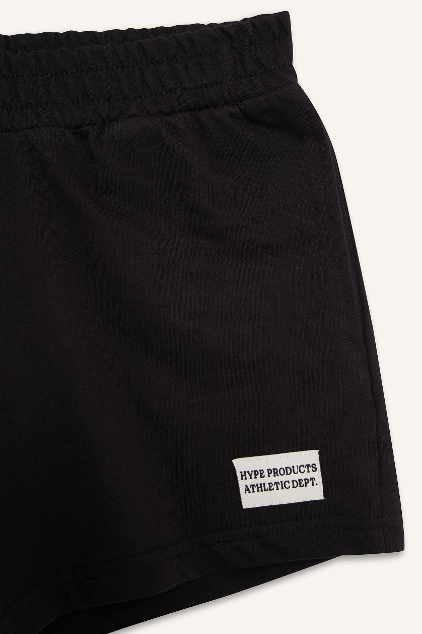 Woman Black Slim Fit Short Leg Shorts