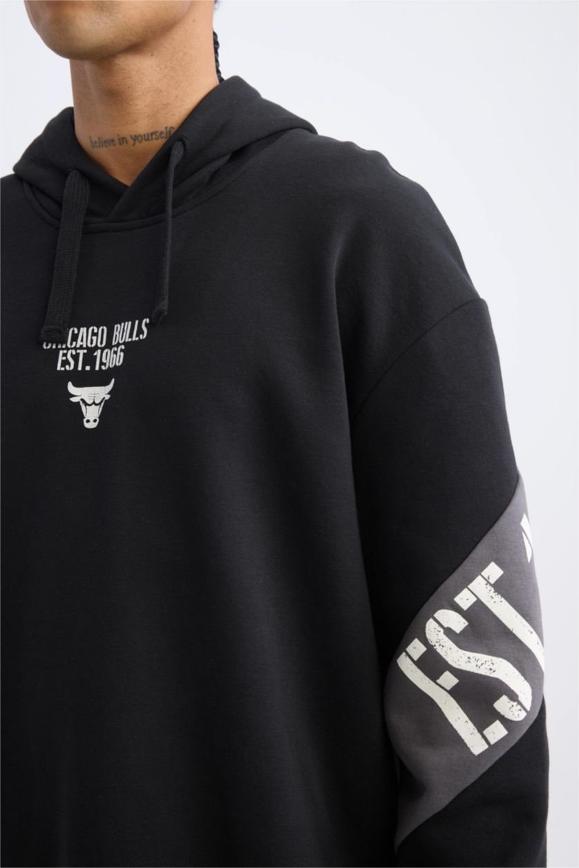 Erkek Siyah NBA Chicago Bulls Boxy Fit Kapüşonlu Sırt Baskılı Kalın Sweatshirt