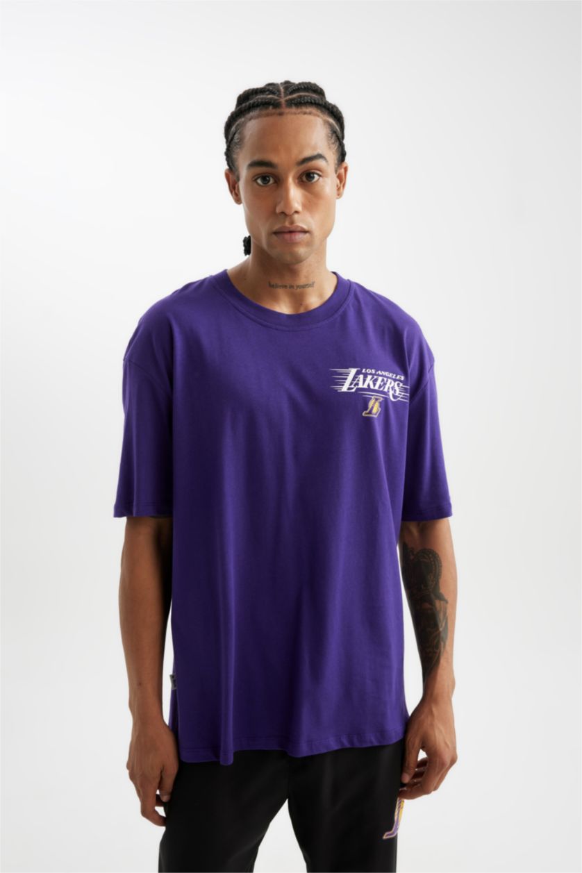 Erkek Koyu Mor DeFactoFit NBA Los Angeles Lakers Oversize Geniş Kalıp Bisiklet Yaka Sırt Baskılı Pamuklu Kısa Kollu Tişört