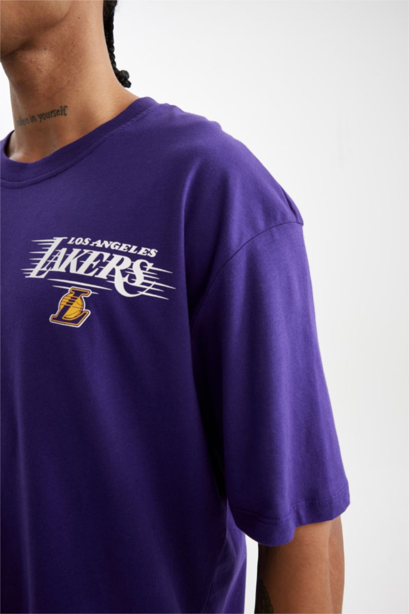 Erkek Koyu Mor DeFactoFit NBA Los Angeles Lakers Oversize Geniş Kalıp Bisiklet Yaka Sırt Baskılı Pamuklu Kısa Kollu Tişört