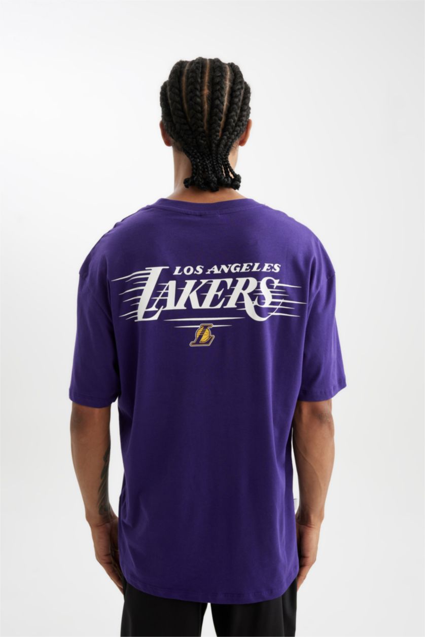Erkek Koyu Mor DeFactoFit NBA Los Angeles Lakers Oversize Geniş Kalıp Bisiklet Yaka Sırt Baskılı Pamuklu Kısa Kollu Tişört