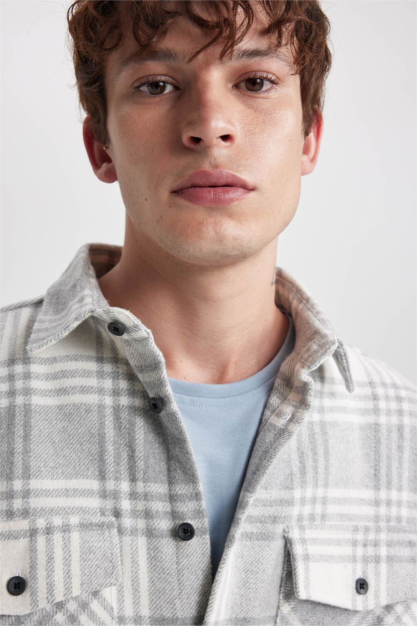 رجال رمادي فاتح قميص كاروهات كم طويل قصة مريحة