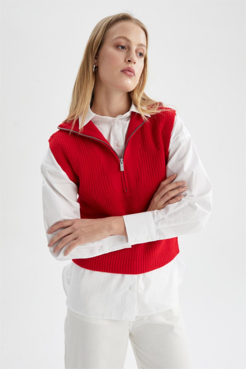 Woman Red Regular Fit Zip-Up Turtle Neck Thessaloniki Fabric Vest