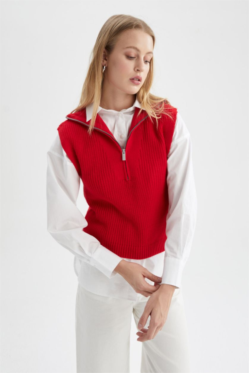 Woman Red Regular Fit Zip-Up Turtle Neck Thessaloniki Fabric Vest