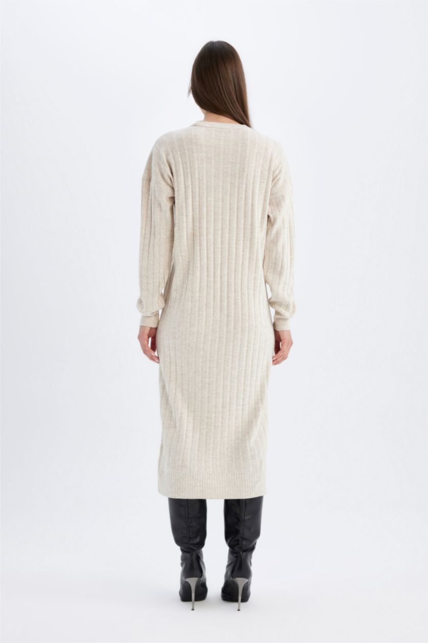 حريمي بيج فاتح فستان ميدي بيزك كم طويل قصة عادية وياقة عالية