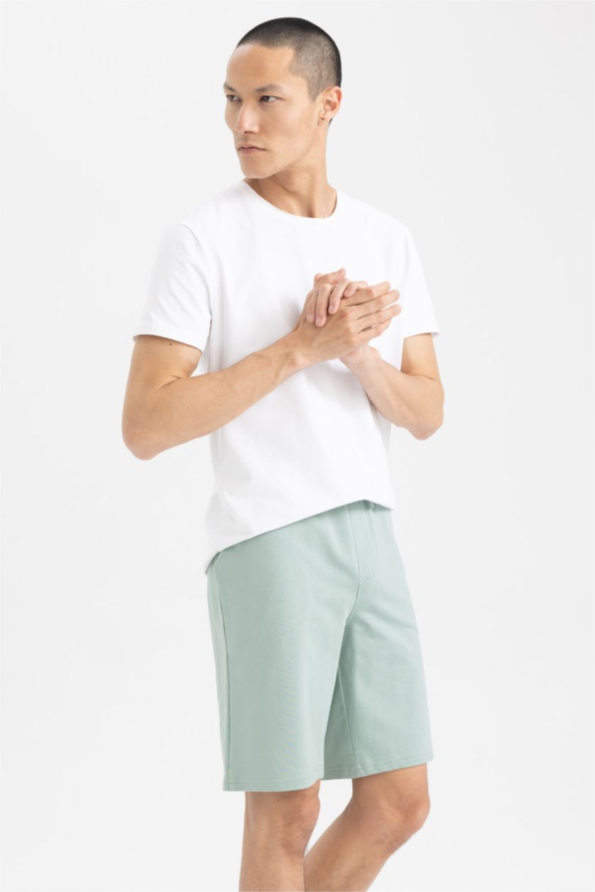 رجال أخضر فاتح شورت قصة عادية برباط