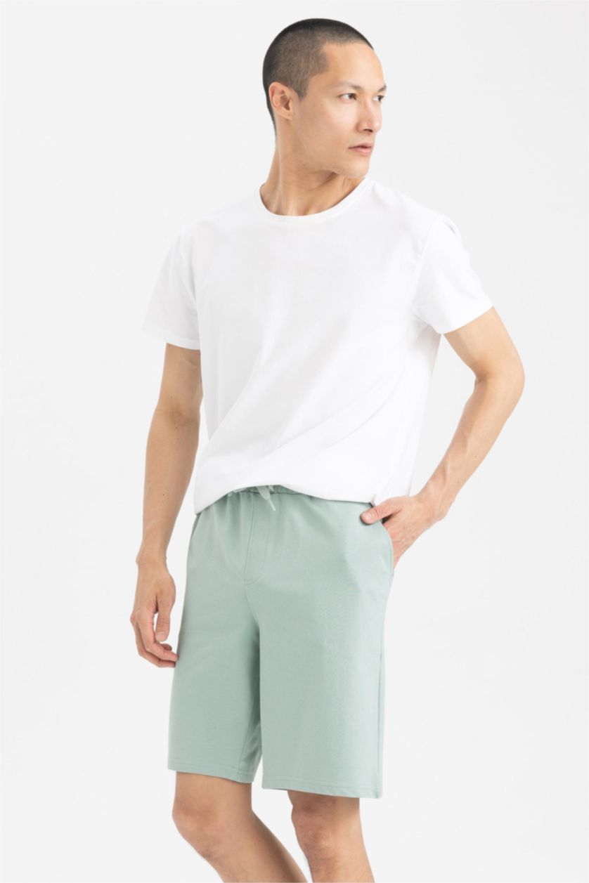 رجال أخضر فاتح شورت قصة عادية برباط