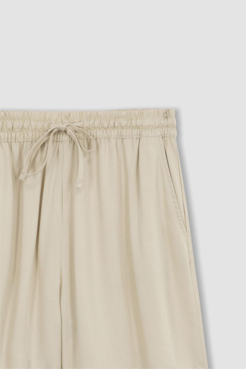 FEMME Beige Short en Viscose Taille normale à Coupe décontractée