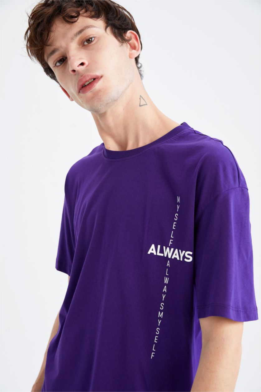 رجال بنفسجي غامق تي شيرت بأكمام قصيرة مطبوع برقبة مستديرة وطبعة بوكسي