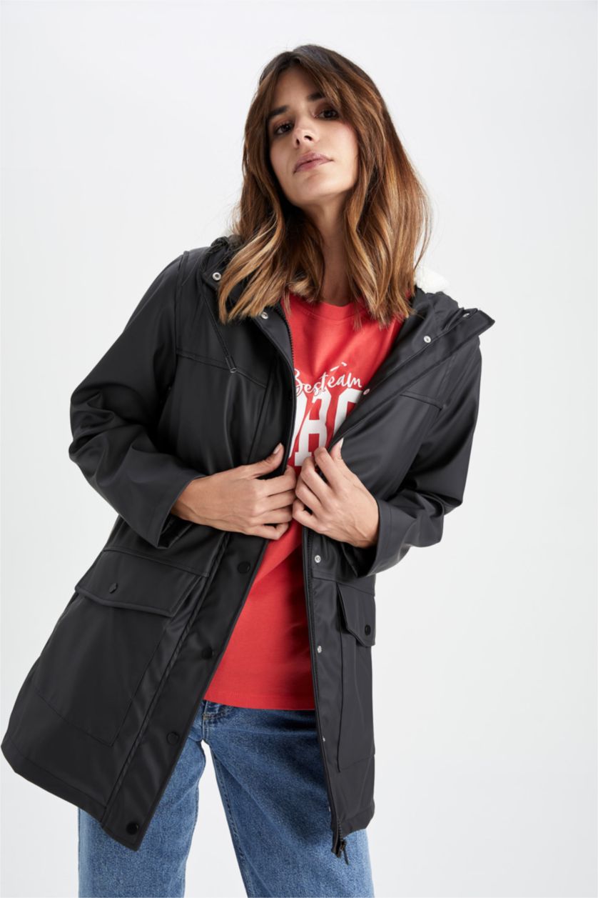 Kadın Siyah Oversize Geniş Kesim Kapüşonlu Pelüş Astar Suni Deri Yağmurluk