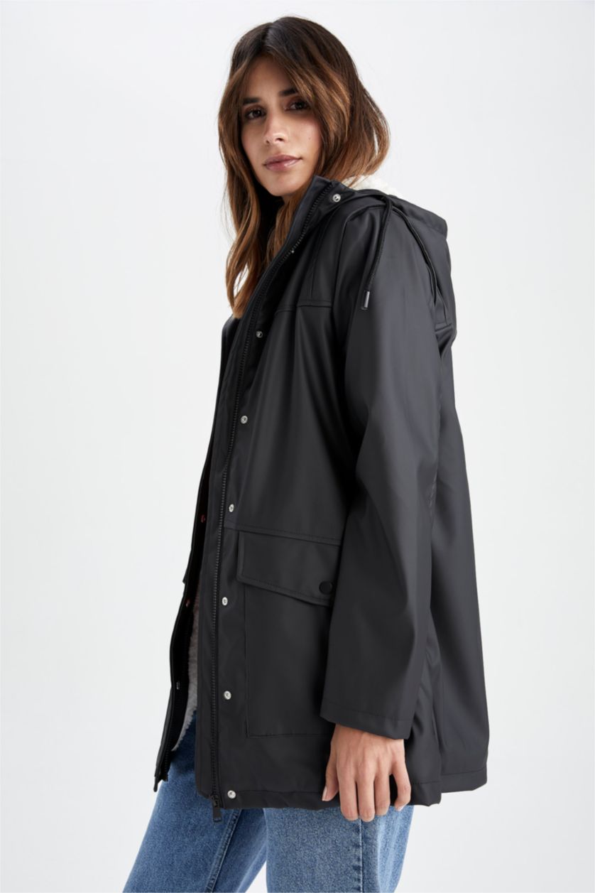 Kadın Siyah Oversize Geniş Kesim Kapüşonlu Pelüş Astar Suni Deri Yağmurluk