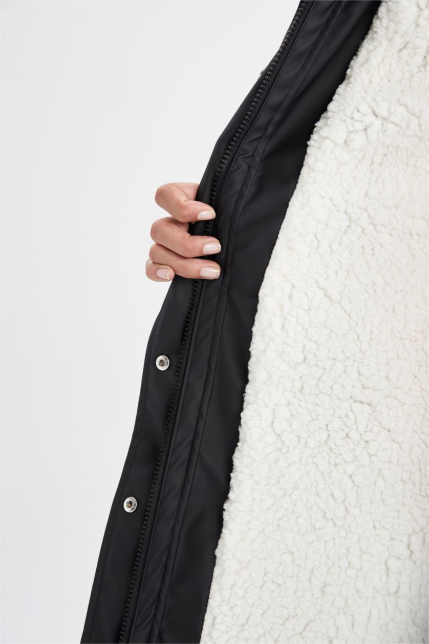 Kadın Siyah Oversize Geniş Kesim Kapüşonlu Pelüş Astar Suni Deri Yağmurluk