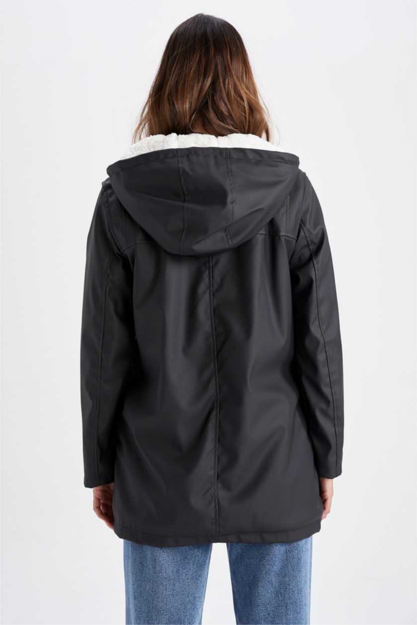 Kadın Siyah Oversize Geniş Kesim Kapüşonlu Pelüş Astar Suni Deri Yağmurluk