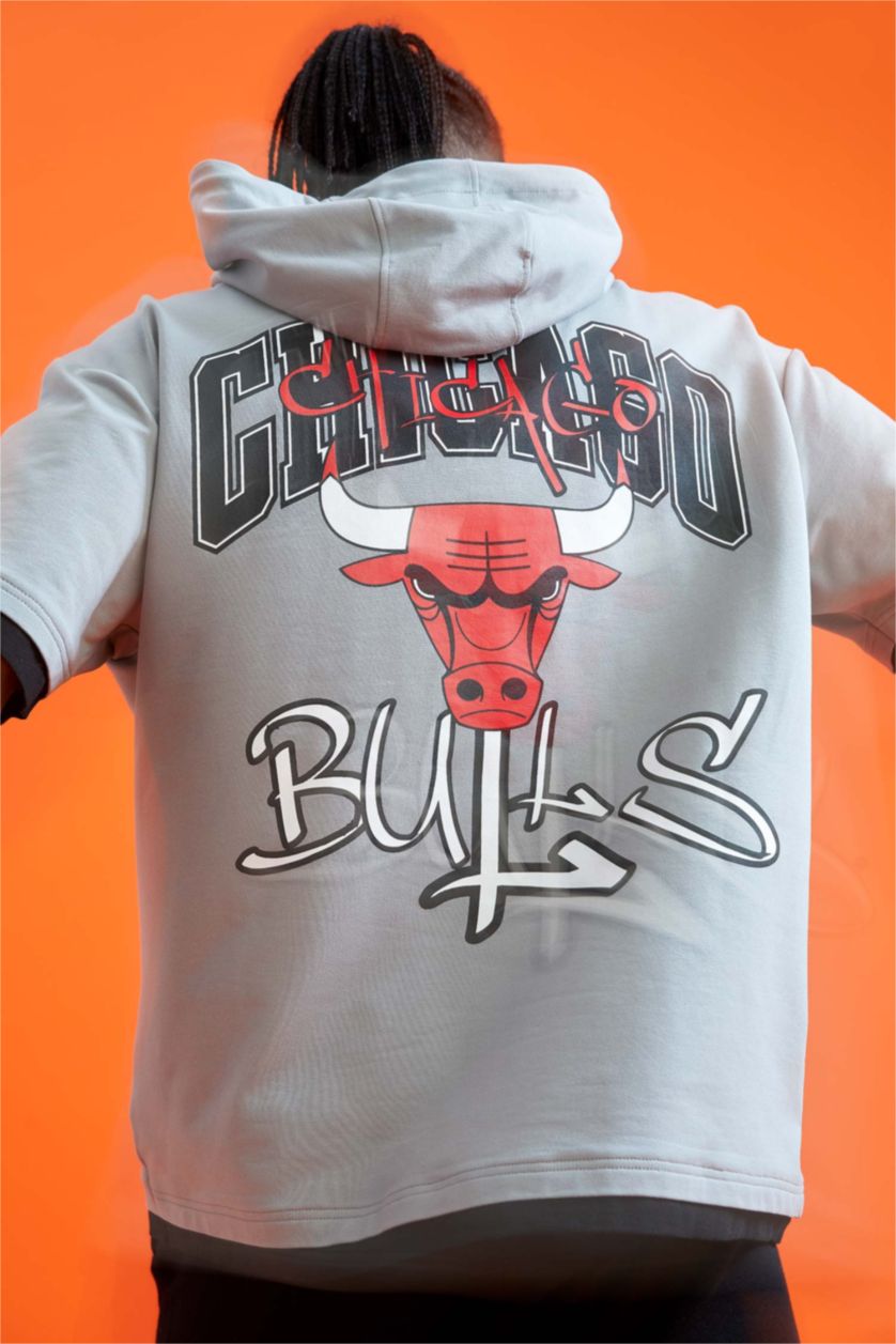 Erkek Gri DeFactoFit NBA Chicago Bulls Kapüşonlu Kısa Kollu Sweatshirt