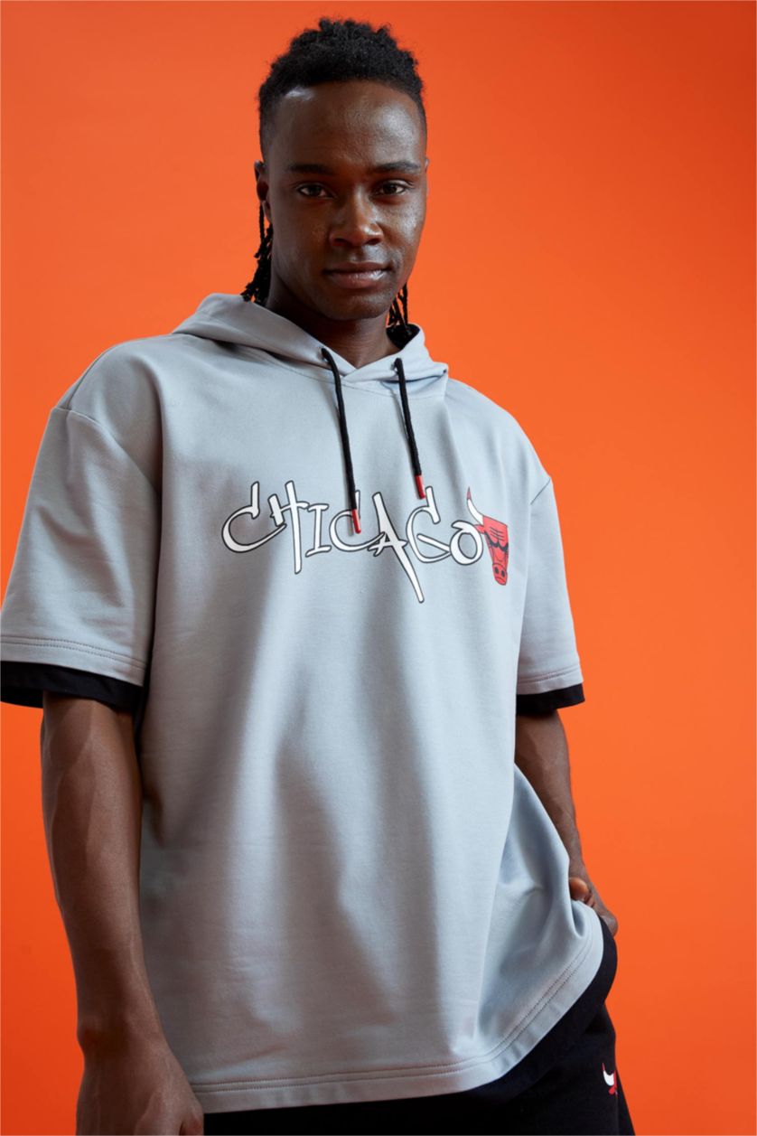 Erkek Gri DeFactoFit NBA Chicago Bulls Kapüşonlu Kısa Kollu Sweatshirt
