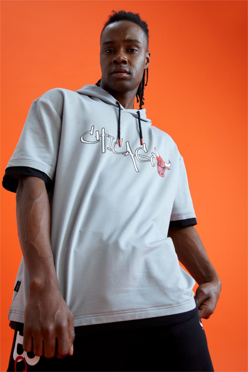 Erkek Gri DeFactoFit NBA Chicago Bulls Kapüşonlu Kısa Kollu Sweatshirt