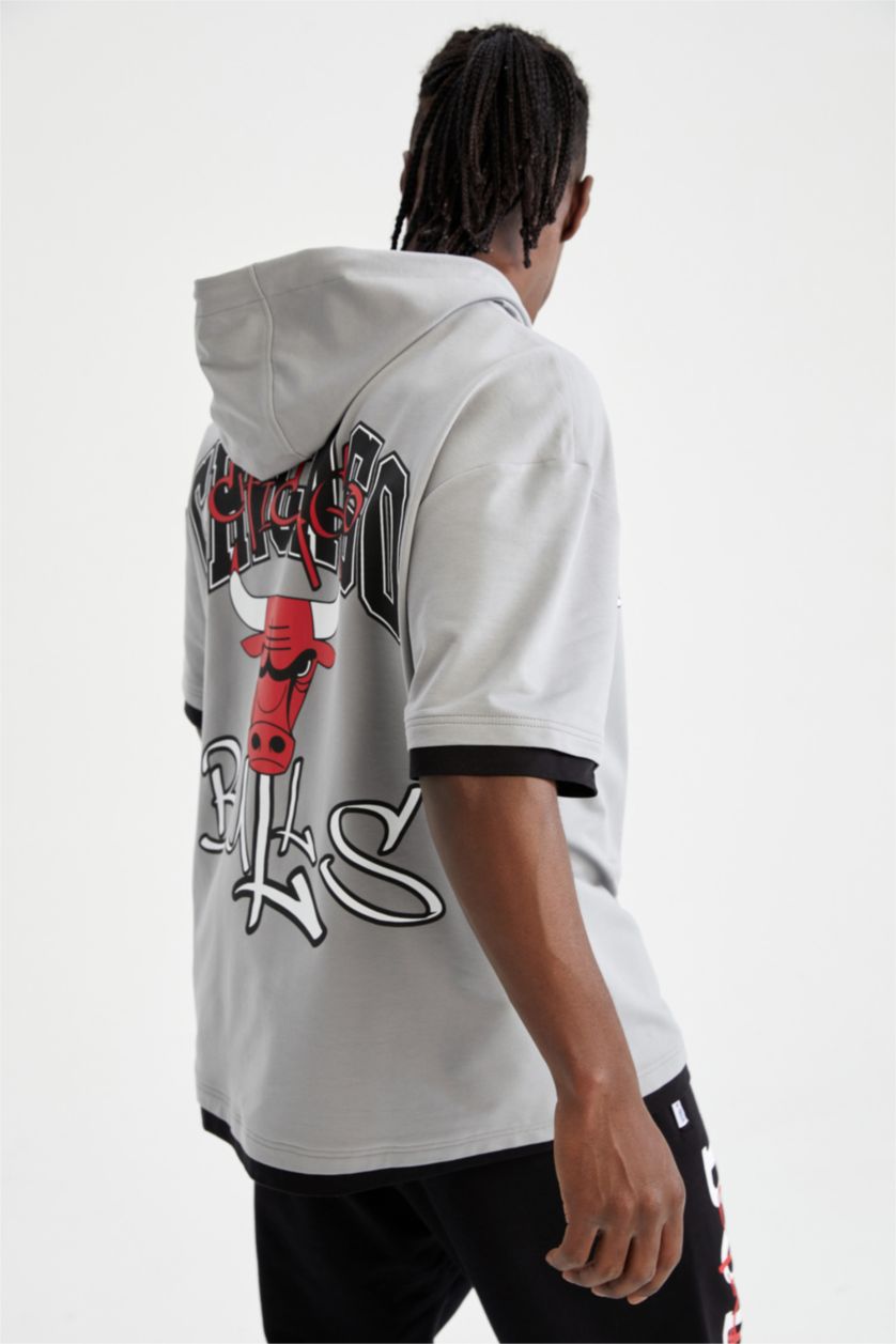 Erkek Gri DeFactoFit NBA Chicago Bulls Kapüşonlu Kısa Kollu Sweatshirt