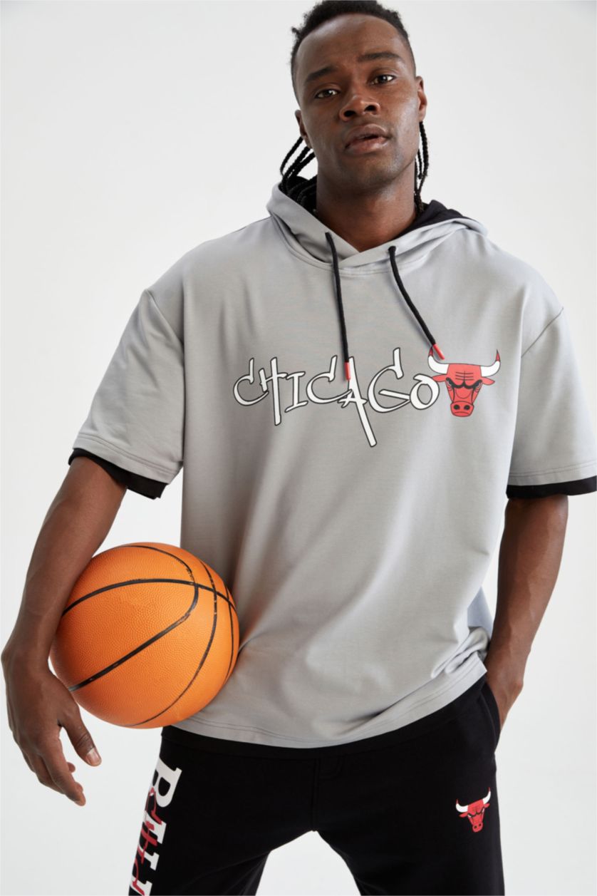 Erkek Gri DeFactoFit NBA Chicago Bulls Kapüşonlu Kısa Kollu Sweatshirt