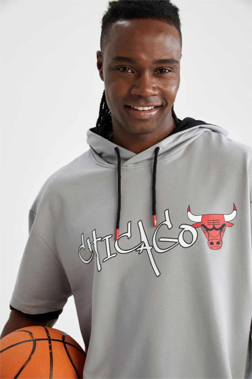 Erkek Gri DeFactoFit NBA Chicago Bulls Kapüşonlu Kısa Kollu Sweatshirt