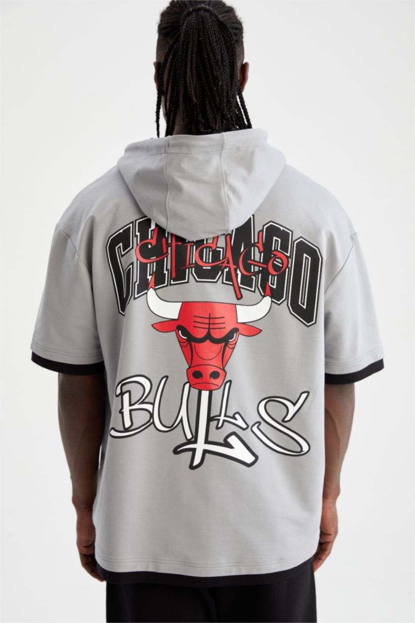 Erkek Gri DeFactoFit NBA Chicago Bulls Kapüşonlu Kısa Kollu Sweatshirt