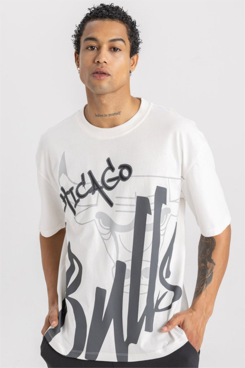 رجالي بيج فاتح تي شيرت قطن بوكسي فيت وياقة مستديرة من NBA