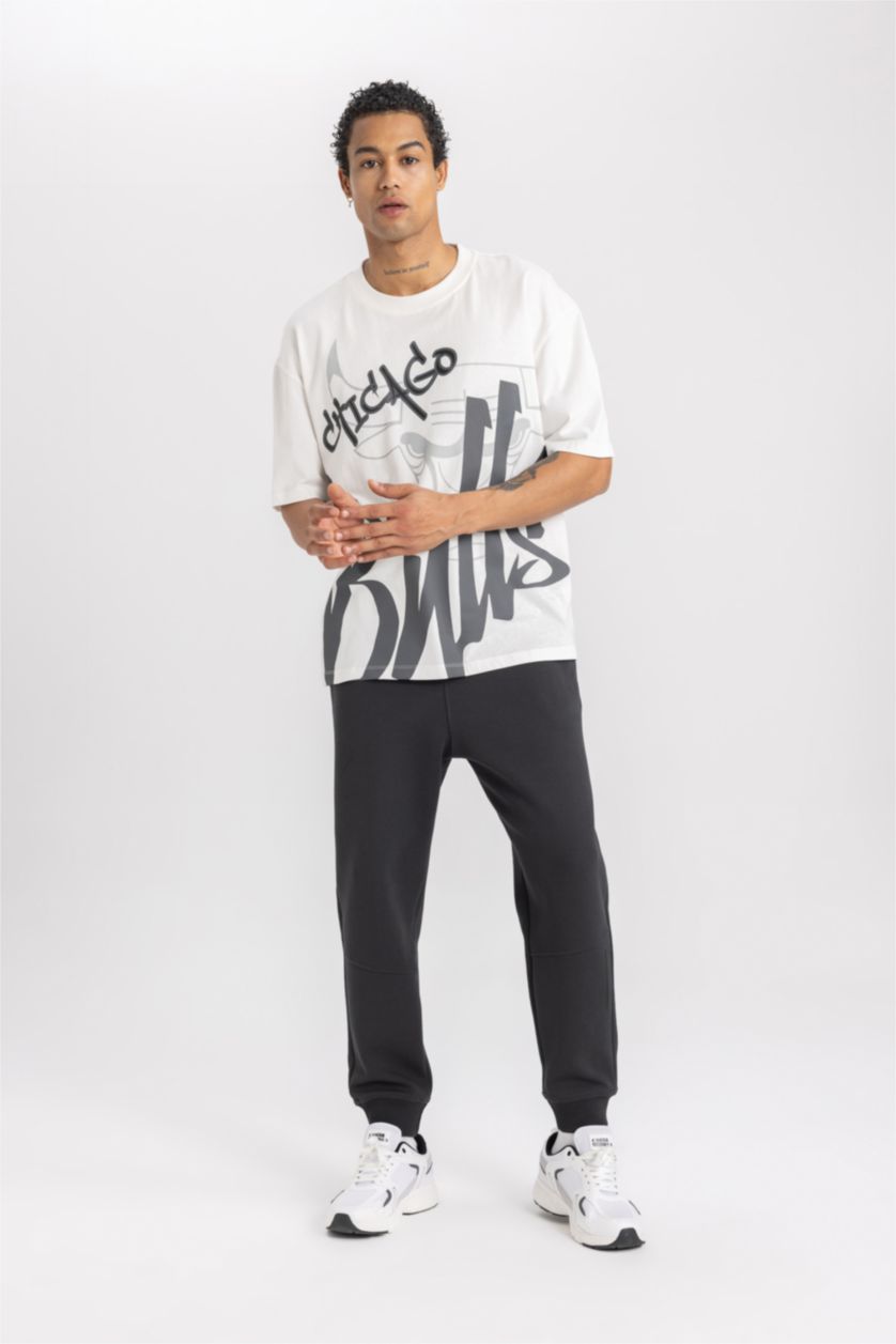 رجالي بيج فاتح تي شيرت قطن بوكسي فيت وياقة مستديرة من NBA