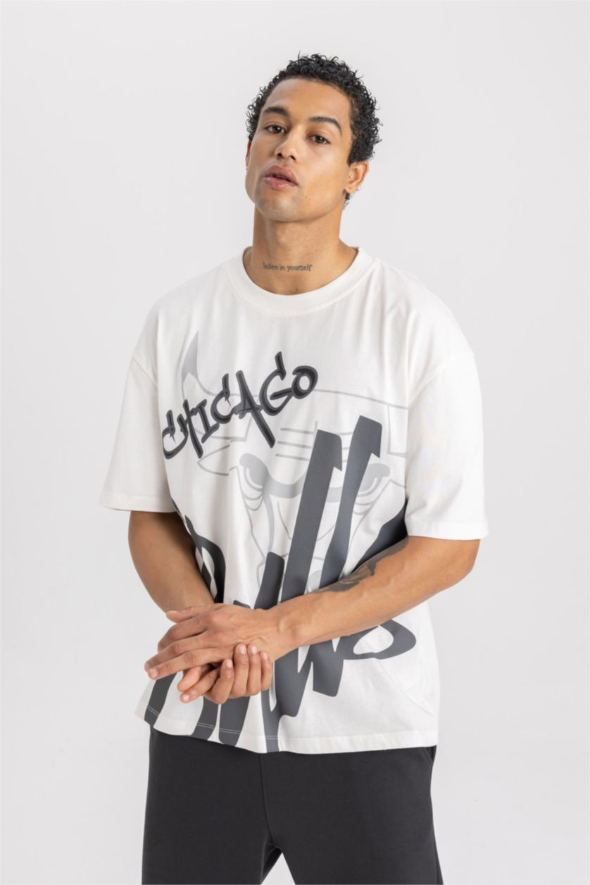 رجالي بيج فاتح تي شيرت قطن بوكسي فيت وياقة مستديرة من NBA