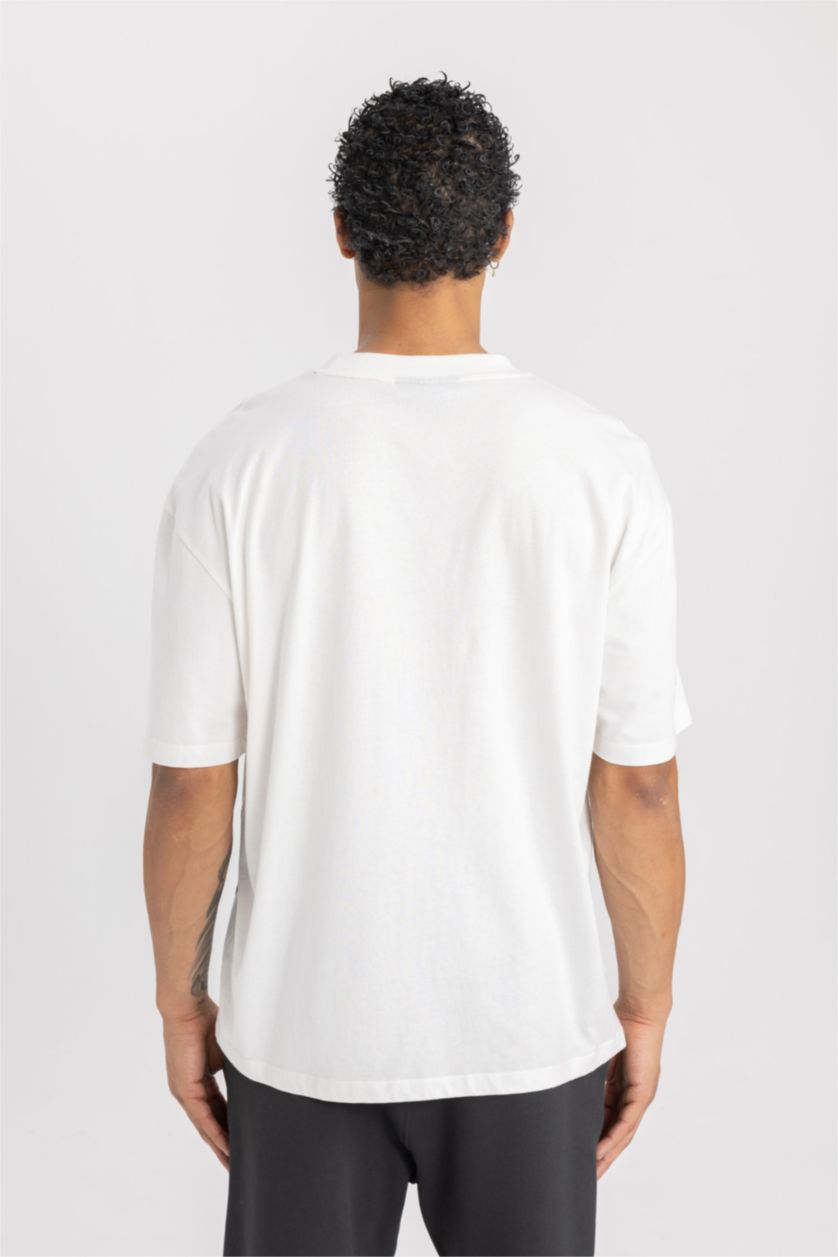 رجالي بيج فاتح تي شيرت قطن بوكسي فيت وياقة مستديرة من NBA