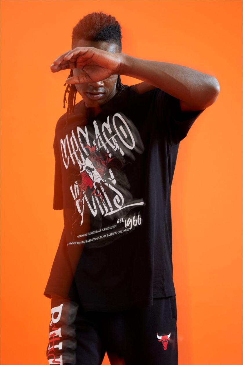 MAN Black Oversize Fit Short Sleeve NBA Chicago Bulls Printed T-Shirt