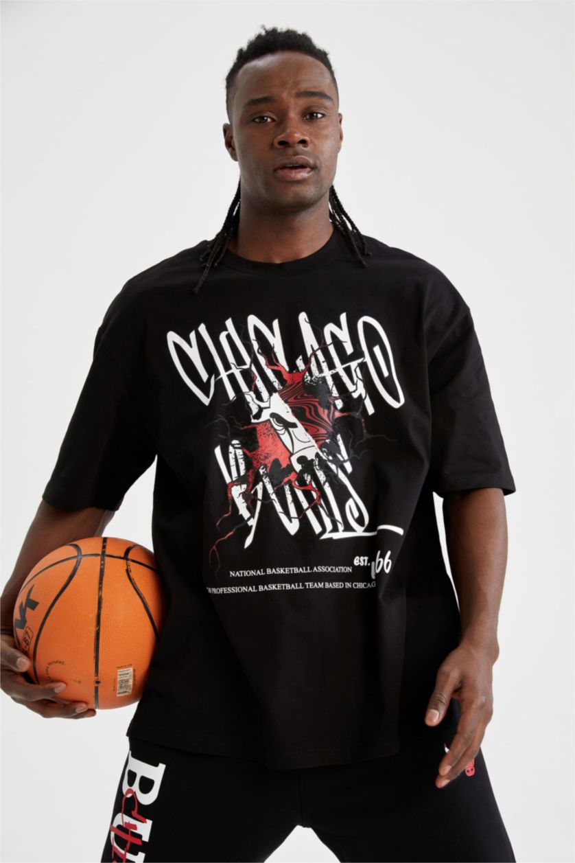 MAN Black Oversize Fit Short Sleeve NBA Chicago Bulls Printed T-Shirt