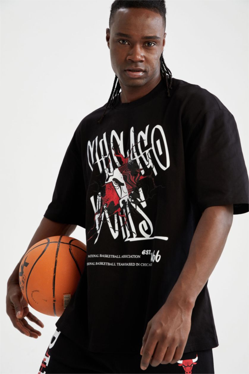 MAN Black Oversize Fit Short Sleeve NBA Chicago Bulls Printed T-Shirt