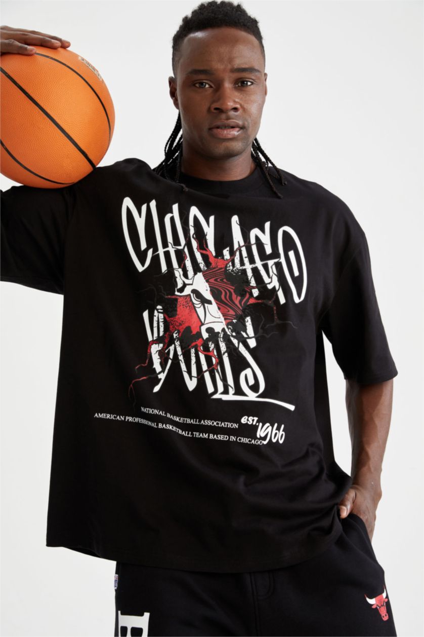MAN Black Oversize Fit Short Sleeve NBA Chicago Bulls Printed T-Shirt