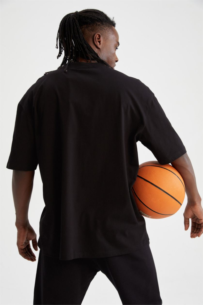 MAN Black Oversize Fit Short Sleeve NBA Chicago Bulls Printed T-Shirt