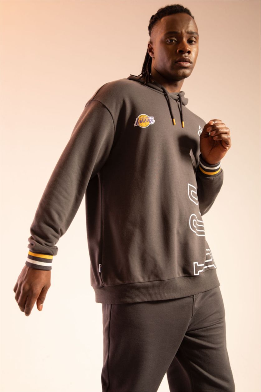 رجالي أنثرا سويت شيرت بغطاء للرأس من ديفاكتو فيت إن بي إيه ليكرز مرخص