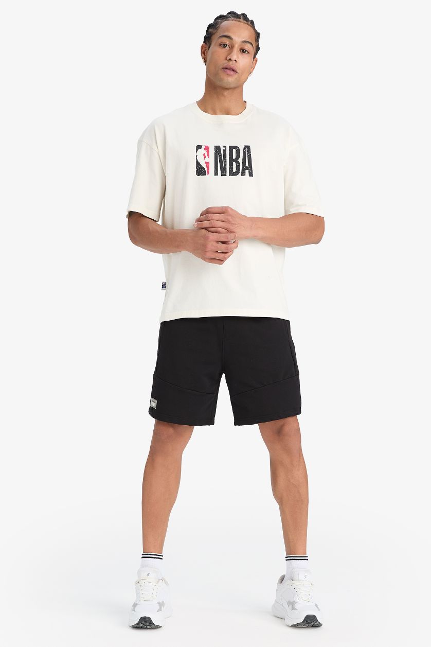 Erkek Ekru NBA Wordmark Oversize Geniş Kalıp Bisiklet Yaka Kısa Kollu Tişört