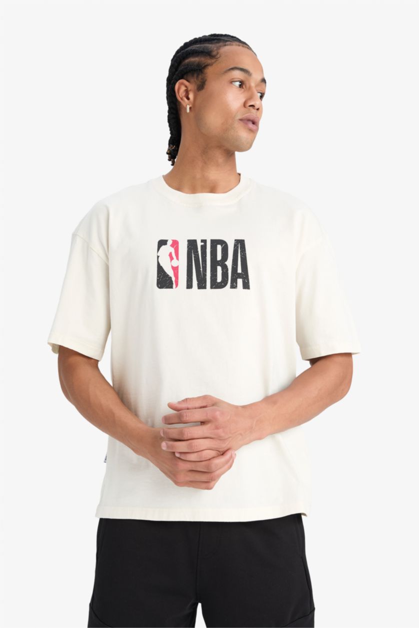Erkek Ekru NBA Wordmark Oversize Geniş Kalıp Bisiklet Yaka Kısa Kollu Tişört