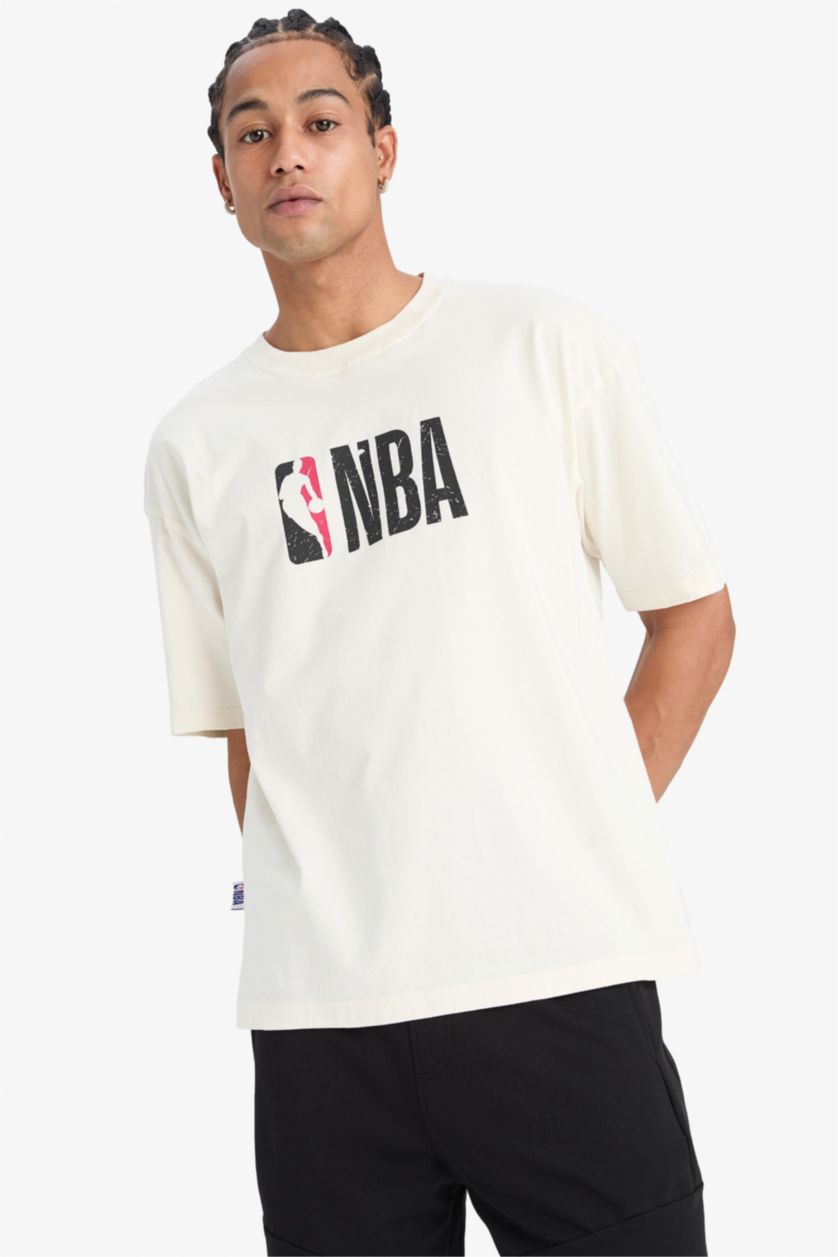 Erkek Ekru NBA Wordmark Oversize Geniş Kalıp Bisiklet Yaka Kısa Kollu Tişört