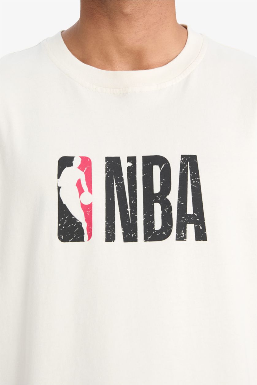 Erkek Ekru NBA Wordmark Oversize Geniş Kalıp Bisiklet Yaka Kısa Kollu Tişört