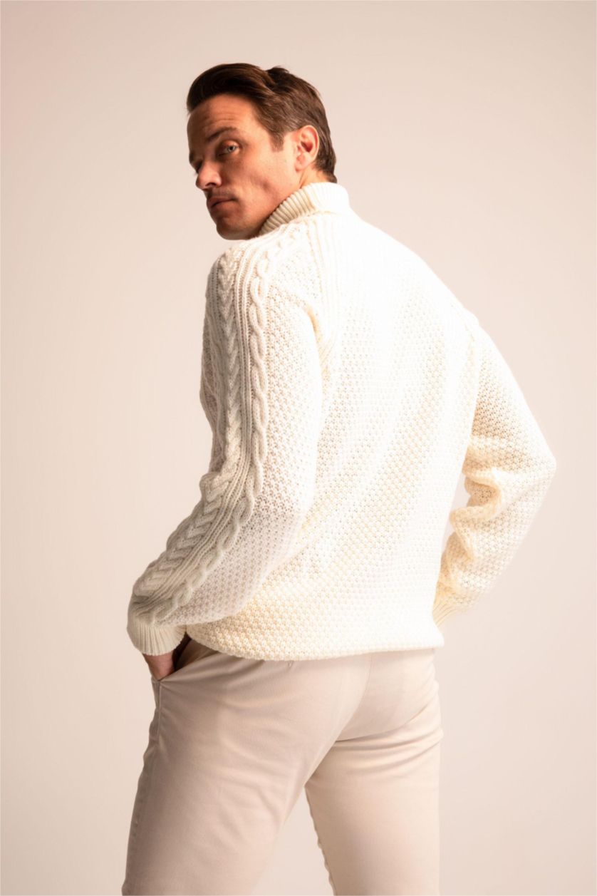 Erkek Ekru Regular Fit Balıkçı Yaka Örgü Desenli Triko Kazak