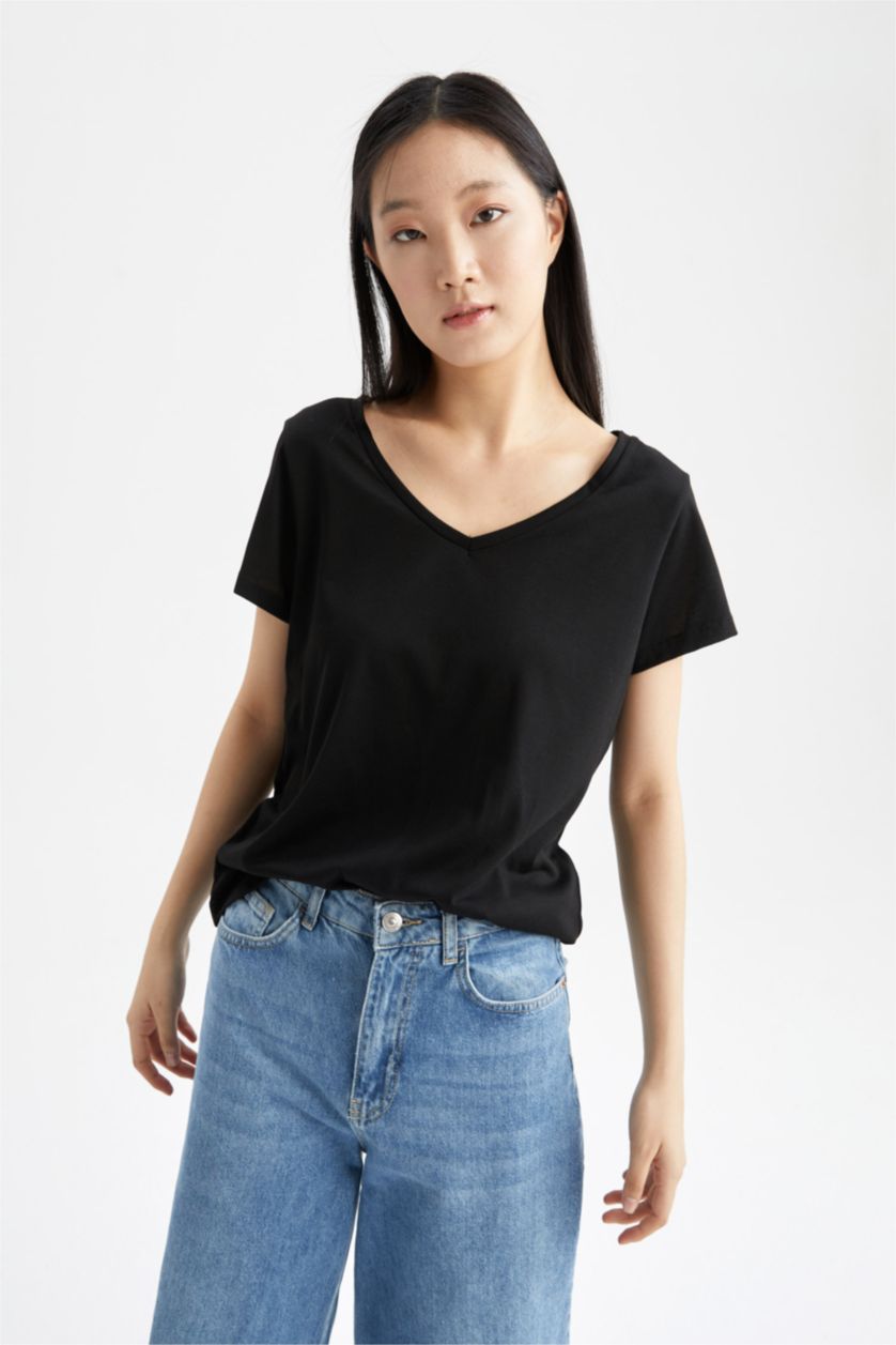 Woman Black Regular Fit Short Sleeve T-Shirt
